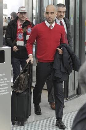 Pep (Josep) GUARDIOLA (Trainer FCB) mit Gepaeck. Flughafen Franz Joef Strauss Abflug FC Bayern Muenchen zum CL Ruexkspiel gegen Benfica Lissabon, Fussball Champions League Viertelfinale am 12.04.2016.