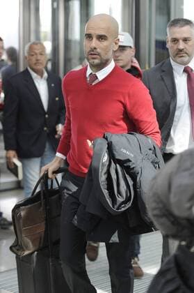 Pep (Josep) GUARDIOLA (Trainer FCB) mit Gepaeck. Flughafen Franz Joef Strauss Abflug FC Bayern Muenchen zum CL Ruexkspiel gegen Benfica Lissabon, Fussball Champions League Viertelfinale am 12.04.2016.