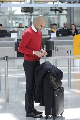Pep (Josep) GUARDIOLA (Trainer FCB) mit Gepaeck. Flughafen Franz Joef Strauss Abflug FC Bayern Muenchen zum CL Ruexkspiel gegen Benfica Lissabon, Fussball Champions League Viertelfinale am 12.04.2016.