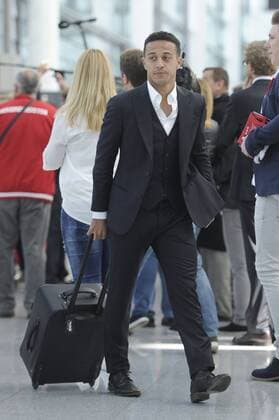 Thiago ALCANTARA (FCB) mit Gepaeck. Flughafen Franz Joef Strauss Abflug FC Bayern Muenchen zum CL Ruexkspiel gegen Benfica Lissabon, Fussball Champions League Viertelfinale am 12.04.2016.