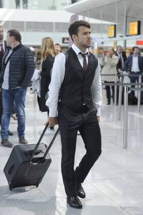 Juan BERNAT (Bayern Muenchen) mit Gepaeck. Flughafen Franz Joef Strauss Abflug FC Bayern Muenchen zum CL Ruexkspiel gegen Benfica Lissabon, Fussball Champions League Viertelfinale am 12.04.2016.