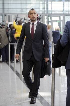 Arturo VIDAL (Bayern Muenchen) mit Gepaeck. Flughafen Franz Joef Strauss Abflug FC Bayern Muenchen zum CL Ruexkspiel gegen Benfica Lissabon, Fussball Champions League Viertelfinale am 12.04.2016.