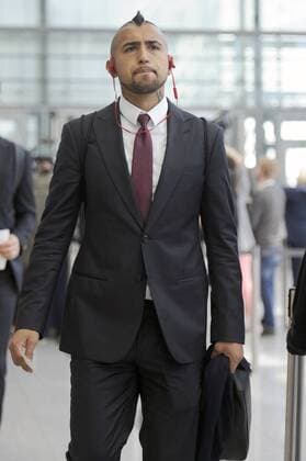 Arturo VIDAL (Bayern Muenchen) mit Gepaeck. Flughafen Franz Joef Strauss Abflug FC Bayern Muenchen zum CL Ruexkspiel gegen Benfica Lissabon, Fussball Champions League Viertelfinale am 12.04.2016.