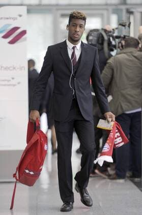 Kingsley COMAN (Bayern Muenchen) mit Gepaeck. Flughafen Franz Joef Strauss Abflug FC Bayern Muenchen zum CL Ruexkspiel gegen Benfica Lissabon, Fussball Champions League Viertelfinale am 12.04.2016.
