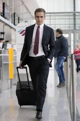 Philipp LAHM (Bayern Muenchen) mit Gepaeck. Flughafen Franz Joef Strauss Abflug FC Bayern Muenchen zum CL Ruexkspiel gegen Benfica Lissabon, Fussball Champions League Viertelfinale am 12.04.2016.