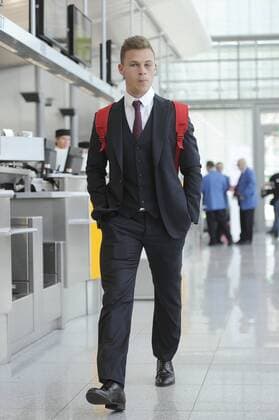 Joshua KIMMICH (Bayern Muenchen) mit Gepaeck. Flughafen Franz Joef Strauss Abflug FC Bayern Muenchen zum CL Ruexkspiel gegen Benfica Lissabon, Fussball Champions League Viertelfinale am 12.04.2016.