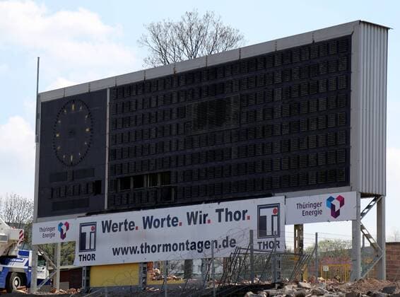 Baufortschritt Steigerwaldstadion Erfurt 12.04.16, Erfurt, Steigerwaldstadion, GER, 3.Liga, FC Rot Weiss Erfurt, Umbau des Steigerwaldstadions Baufortschritt im Bild: Elemente der Anzeigetafel fehlen, auch die Zeiger der Uhr