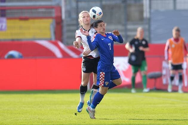 Fußball Frauen EM-Qualifikation, Deutschland - Kroatien am 12.04.2016 in der Osnatel Arena in Osnabrück Maja Joscak ( Kroatien ), vorne - Tabea Kemme ( Deutschland ), hinten Foto: osnapix TT