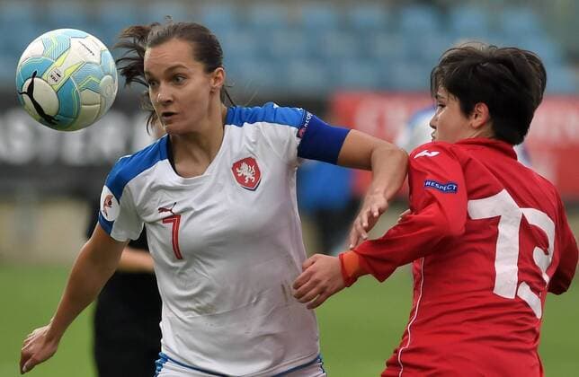 Lucie Martinkova (left) of Czech Republic and Tamar Tatuashvili of Georgia in action during the women s football European Cup 2017 qualifier, Czech Republic vs Georgia, in Opava, Czech Republic, April 12, 2016. (CTKxPhoto JaroslavxOzana) CTKPhotoP201604120821201  JAO_9807