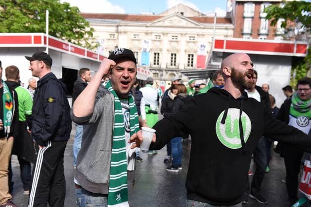 Spain: Wolfsburg fans in Madrid Wolfsburg supporters shouts slogans in Madrid. Nearly 2,000 Wolfsburg fans travel to Madrid to watch the UEFA Champions League match between Real Madrid (Spain) and Wolfsburg (Germany). Supporters congregate in the streets around Plaza Mayor in central Madrid prior the game.  JorgexSanz
