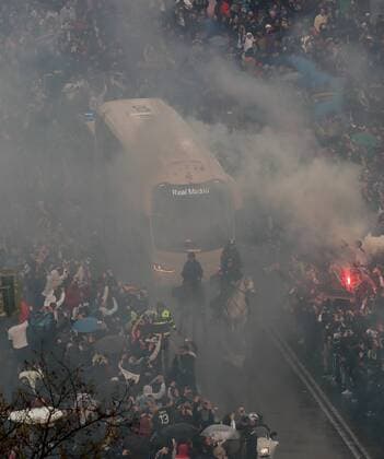 Fußball, Champions League, Real Madrid - VfL Wolfsburg, Real-Mannschaftsbus von Hunderten Fans empfangen Real Madrid s supporters cheers up the arrival of the bus team next to Santiago Bernabeu stadium in Madrid, Spain on 12 April 2016 where Real Madrid face Wolfsburg in the UEFA Champions League quarter final second leg match. Real Madrid vs Wolfsburg !ACHTUNG: NUR REDAKTIONELLE NUTZUNG!  20160412-635960883834275204