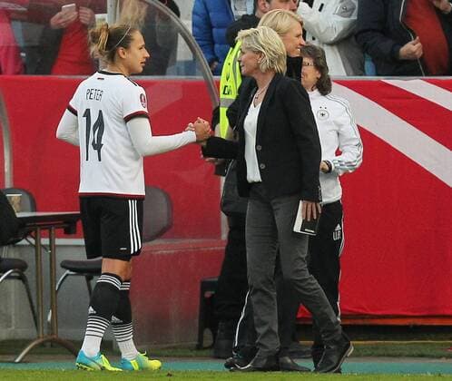 Osnabrueck Babett Peter ( 14, Deutschland) und Silvia Neid (Trainerin, Deutschland) klatschen sich nach dem Spiel ab, Deutschland vs. Kroatien, Frauenfussball, Laenderspiel, 12.04.2016, Copyright: Deutzmannx xEibner-Pressefoto EP_cdn