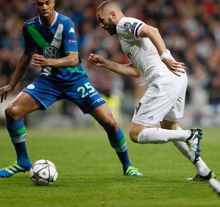 Real Madrid French forward Karim Benzema (R) and Wolfsburg Brazilian defense Ronaldo Aparecido Rodrigues Naldo (L) fight for the ball during a Champions league quarter final second leg match held at Santiago Bernabeu Stadium in Madrid, Spain, 12 April 2016. REAL MADRID VS WOLFSBURGO !ACHTUNG: NUR REDAKTIONELLE NUTZUNG!  RMD001 20160412-635960917556850687