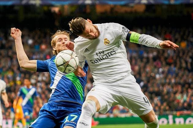 v.li.: Andre Schürrle (Wolfsburg, 17), Sergio Ramos (Real, 4), Kopfball, header, Aktion, Action, xjgx