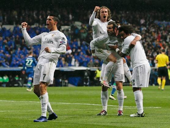 Themen der Woche SPORT Real Madrid Portuguese forward Cristiano Ronaldo (L) celebrates his second goal for the team before Wolfsburg during a Champions League quarter final second leg match held at Santiago Bernabeu Stadium in Madrid, Spain, 12 April 2016. REAL MADRID VS WOLFSBURGO !ACHTUNG: NUR REDAKTIONELLE NUTZUNG!  RMD005 20160412-635960927285046358