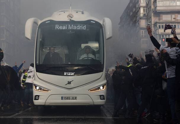 Spain: Thousands welcome Real Madrid s players Real Madrid fans cheer as the players arrive at the Santiago Bernabeu stadium before the UEFA Champions League quarter-final match with VFL Wolfsburg.  JorgexSanz