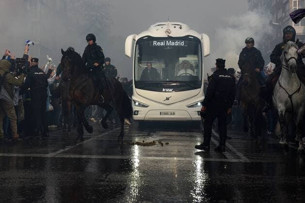 Spain: Thousands welcome Real Madrid s players Real Madrid fans cheer as the players arrive at the Santiago Bernabeu stadium before the UEFA Champions League quarter-final match with VFL Wolfsburg.  JorgexSanz
