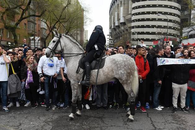 Spain: Thousands welcome Real Madrid s players Real Madrid fans cheer as the players arrive at the Santiago Bernabeu stadium before the UEFA Champions League quarter-final match with VFL Wolfsburg.  JorgexSanz