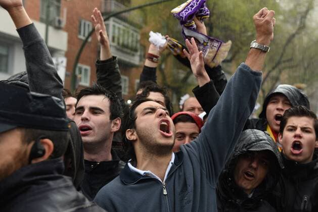 Spain: Thousands welcome Real Madrid s players Real Madrid fans cheer as the players arrive at the Santiago Bernabeu stadium before the UEFA Champions League quarter-final match with VFL Wolfsburg.  JorgexSanz