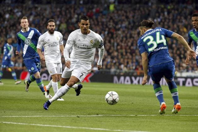 Real Madrid Portuguese forward Cristiano Ronaldo (C) and Wolfsburg Swiss defense Ricardo Rodriguez (R) fight for the ball during a Champions League quarter final second leg match held at Santiago Bernabeu Stadium in Madrid, Spain, 12 April 2016. REAL MADRID VS WOLFSBURGO !ACHTUNG: NUR REDAKTIONELLE NUTZUNG!  RMD008 20160412-635960929436130358