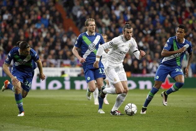 Real Madrid Welsh midfielder Gareth Bale (2R) and Wolfsburg midfielders Brazilian Luiz Gustavo (R) and German Andre Schurrle fight for the ball during a Champions League quarter final second leg match held at Santiago Bernabeu Stadium in Madrid, Spain, 12 April 2016. REAL MADRID VS WOLFSBURGO !ACHTUNG: NUR REDAKTIONELLE NUTZUNG!  RMD011 20160412-635960931511554358