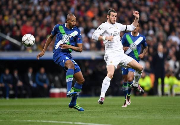 FUSSBALL CHAMPIONS LEAGUE SAISON 2015 2016 VIERTELFINALE RUECKSPIEL Real Madrid - VfL Wolfsburg 12.04.2016 Naldo (li, VfL Wolfbug) gegen Gareth Bale (re, Real Madrid) 