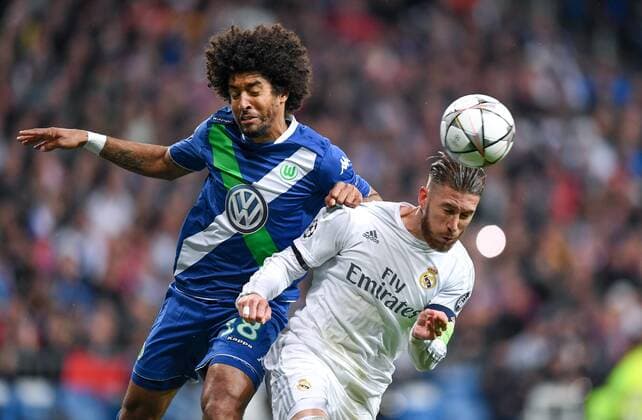 FUSSBALL CHAMPIONS LEAGUE SAISON 2015 2016 VIERTELFINALE RUECKSPIEL Real Madrid - VfL Wolfsburg 12.04.2016 Dante (li, VfL Wolfsburg) gegen Sergio Ramos (re, Real Madrid) 