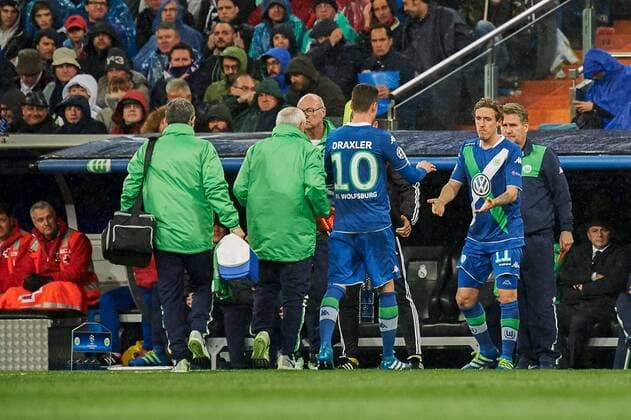Julian Draxler (Wolfsburg, 10) muss verletzungsbedingt vom Platz, Max Kruse (Wolfsburg, 11) kommt dafür ins Spiel, Auswechslung, xjgx