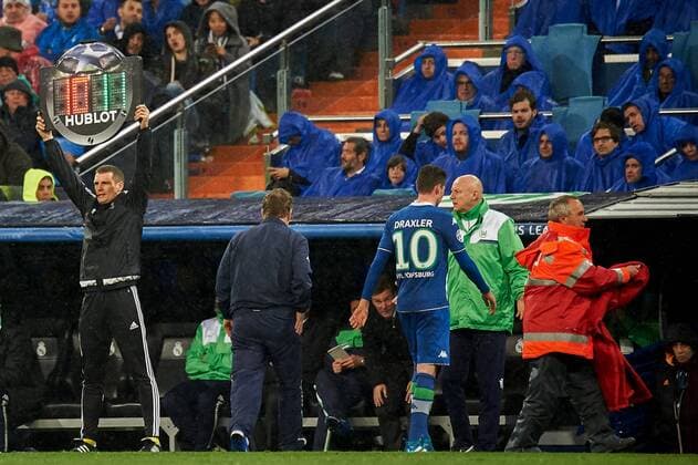 Julian Draxler (Wolfsburg, 10) muss verletzungsbedingt vom Platz, Auswechslung, xjgx