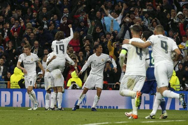 Real Madrid s Portuguese forward Cristiano Ronaldo (C) celebrates one of his two goals for the team during a Champions League quarter final second leg match between Real Madrid and Wolfsburg held at Santiago Bernabeu Stadium in Madrid, Spain, 12 April 2016. REAL MADRID VS WOLFSBURGO !ACHTUNG: NUR REDAKTIONELLE NUTZUNG!  RMD016 20160412-635960937934698358