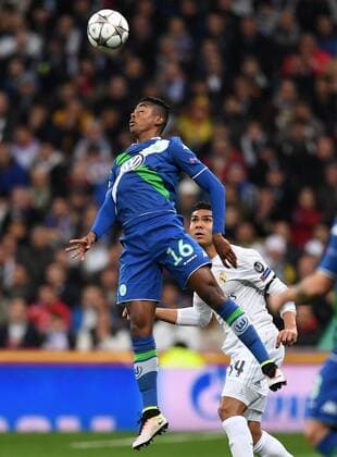 FUSSBALL CHAMPIONS LEAGUE SAISON 2015 2016 VIERTELFINALE RUECKSPIEL Real Madrid - VfL Wolfsburg 12.04.2016 Bruno Henrique (li, VfL Wolfsburg) gegen Casemiro (re, Real Madrid) 
