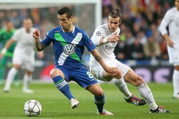 Real Madrid s Garet Bale (r) and WfL Wolfsburg s Vieirinha during Champions League 2015 2016 Quarter-finals 2nd leg match. April 12,2016.  (2016041203)