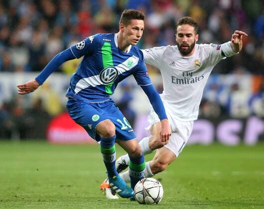 Real Madrid s Daniel Carvajal (r) and WfL Wolfsburg s Julian Draxler during Champions League 2015 2016 Quarter-finals 2nd leg match. April 12,2016.  (2016041206)