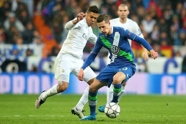 Real Madrid s Carlos Henrique Casemiro (l) and WfL Wolfsburg s Julian Draxler during Champions League 2015 2016 Quarter-finals 2nd leg match. April 12,2016.  (2016041207)