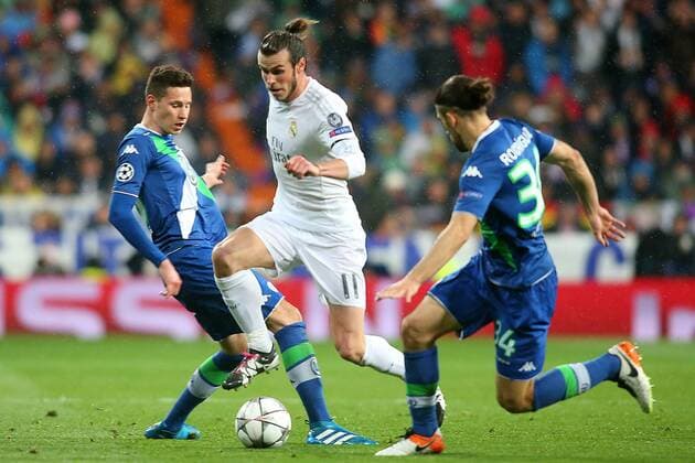 Real Madrid s Garet Bale (c) and WfL Wolfsburg s Julian Draxler (l) and Ricardo Rodriguez during Champions League 2015 2016 Quarter-finals 2nd leg match. April 12,2016.  (2016041208)
