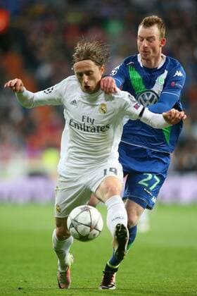 Real Madrid s Luka Modric (l) and WfL Wolfsburg s Maximilian Arnold during Champions League 2015 2016 Quarter-finals 2nd leg match. April 12,2016.  (2016041210)