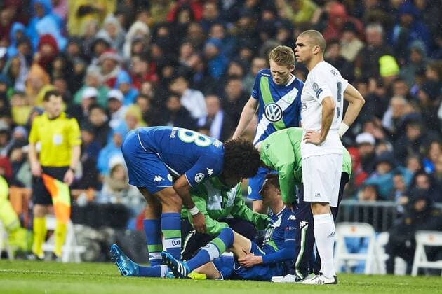 12.04.2016, xslx, Fussball UEFA Champions League, Real Madrid - VfLWolfsburg, emspor, v.l. Julian Draxler (VFL Wolfsburg) lieg am Boden verletz