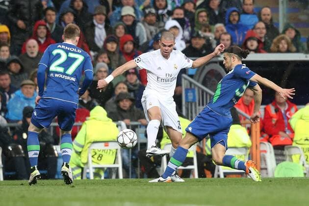 Lissabon Maximilian Arnold ( VfL Wolfsburg ) Pepe ( Real Madrid ) Ricardo Rodriguez ( VfL Wolfsburg ), Real Madrid vs. VfL Wolfsburg, Fussball, Champions League Viertelfinale, 12.04.2016, Copyright: Langer Eibner-Pressefoto EP_HLR