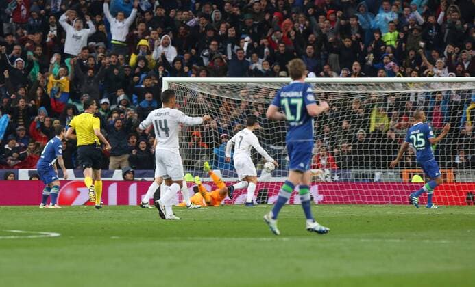 Madrid Real Madrid vs VfL, CL Madrid, Spanien. 12.04.2016, FUßBALL - Real Madrid vs VfL Wolfsburg, Viertelfinale, Champions League, Saison 2015-2016, Estadio Santiago Bernabeu. Bild zeigt: Cristiano Ronaldo (Real Madrid) schiesst Tor zum 1:0, Torwart Diego Benaglio (VfL Wolfsburg)