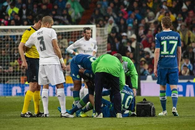 Fußball, Bundesliga, UEFA Champions League, Real Madrid - VfL Wolfsburg; Julian Draxler (Wolfsburg, 10) Verletzt, am Boden, behandelt, injury, injured, hurt. xtgx