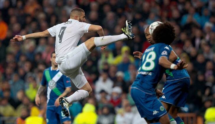Real Madrid s French forward Karim Benzema (L) shoots during a Champions League quarter final second leg match between Real Madrid and Wolfsburg held at Santiago Bernabeu Stadium in Madrid, Spain, 12 April 2016. REAL MADRID VS WOLFSBURGO !ACHTUNG: NUR REDAKTIONELLE NUTZUNG!  RMD020 20160412-635960957466379638