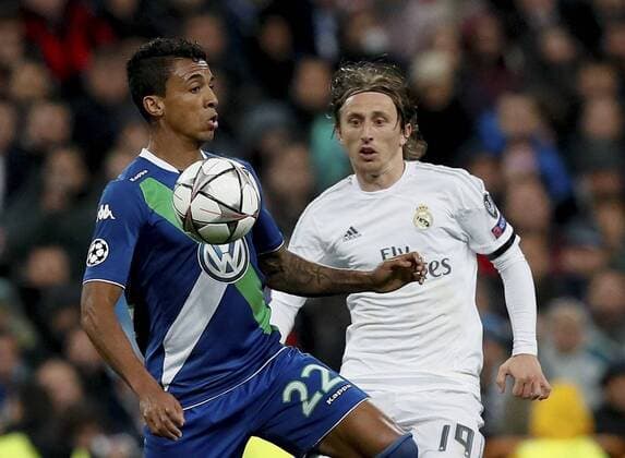 Real Madrid s Croatian midfielder Luka Modric (R) and Wolfsburg Brazilian midfielder Luiz Gustavo during a Champions League quarter final second leg match between Real Madrid and Wolfsburg held at Santiago Bernabeu Stadium in Madrid, Spain, 12 April 2016. REAL MADRID VS WOLFSBURGO !ACHTUNG: NUR REDAKTIONELLE NUTZUNG!  RMD021 20160412-635960958112529768
