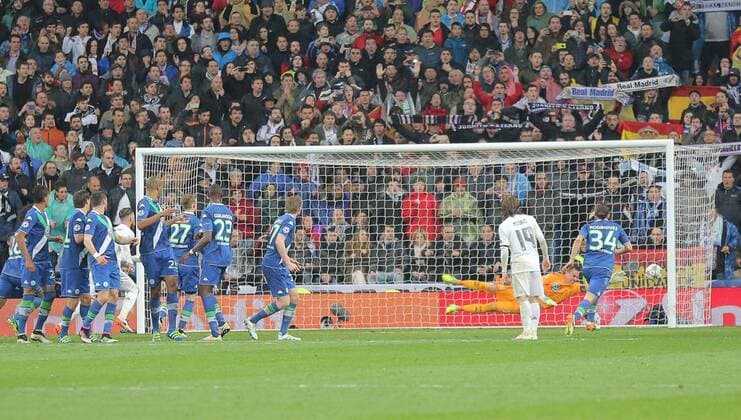 Cristiano RONALDO, Real Madrid 7 Torschuss, schiesst das Tor zum 3-0 REAL MADRID - VFL WOLFSBURG Quarterfinal, Football UEFA Champions League, Wolfsburg, 12.04.2016 CL Saison 2015 2016