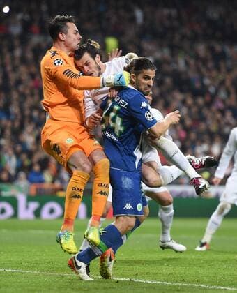 FUSSBALL CHAMPIONS LEAGUE SAISON 2015 2016 VIERTELFINALE RUECKSPIEL Real Madrid - VfL Wolfsburg 12.04.2016 Torwart Diego Benaglio (li) und Ricardo Rodriguez (re, beide VfL Wolfsburg) gegen Gareth Bale (Mitte, Real Madrid) 