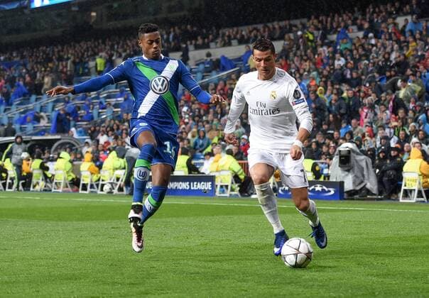 FUSSBALL CHAMPIONS LEAGUE SAISON 2015 2016 VIERTELFINALE RUECKSPIEL Real Madrid - VfL Wolfsburg 12.04.2016 Bruno Henrique (li, VfL Wolfsburg) gegen Cristiano Ronaldo (re, Real Madrid) 
