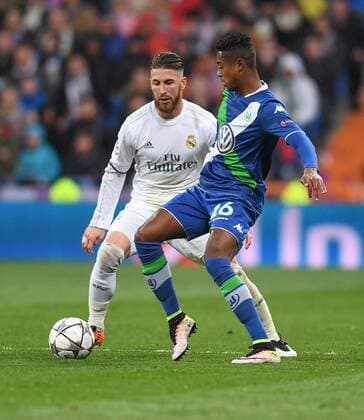FUSSBALL CHAMPIONS LEAGUE SAISON 2015 2016 VIERTELFINALE RUECKSPIEL Real Madrid - VfL Wolfsburg 12.04.2016 Sergio Ramos (li, Real Madrid) gegen Bruno Henrique (re, VfL Wolfsburg) 
