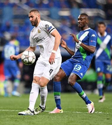 FUSSBALL CHAMPIONS LEAGUE SAISON 2015 2016 VIERTELFINALE RUECKSPIEL Real Madrid - VfL Wolfsburg 12.04.2016 Karim Benzema (li, Real Madrid) gegen Josuha Guilavogui (re, VfL Wolfsburg) 