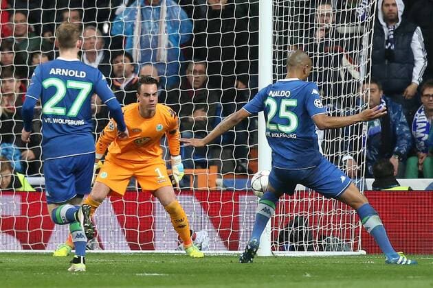 Lissabon Naldo ( VfL Wolfsburg ) lenkt den Ball fast in das eigene Tor, Real Madrid vs. VfL Wolfsburg, Fussball, Champions League Viertelfinale, 12.04.2016, Copyright: Langer Eibner-Pressefoto EP_HLR