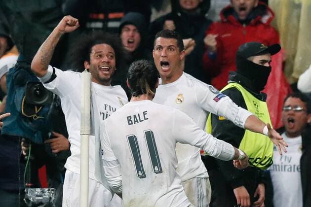Real Madrid s Portuguese forward Cristiano Ronaldo (R) celebrates his thid goal for the team before Wolfsburgo during a Champions League quarter final second leg match between Real Madrid and Wolfsburg held at Santiago Bernabeu Stadium in Madrid, Spain, 12 April 2016. REAL MADRID VS WOLFSBURGO !ACHTUNG: NUR REDAKTIONELLE NUTZUNG!  RMD029 20160412-635960974057221768