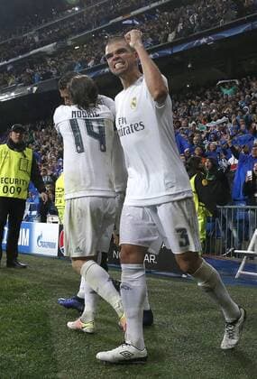 Real Madrid s Portuguese defense Pepe celebrates Cristiano Ronaldo s third goal for the team before Wolfsburg during a Champions League quarter final second leg match between Real Madrid and Wolfsburg held at Santiago Bernabeu Stadium in Madrid, Spain, 12 April 2016. REAL MADRID VS WOLFSBURGO !ACHTUNG: NUR REDAKTIONELLE NUTZUNG!  RMD032 20160412-635960975383221768